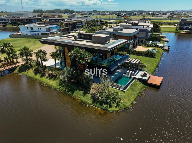 Belíssima mansão beira lago no condomínio Sense: 30ª foto da galeria de imagens do imóvel