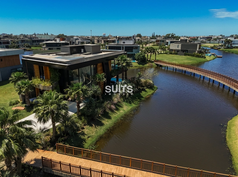 Belíssima mansão beira lago no condomínio Sense: 25ª foto da galeria de imagens do imóvel