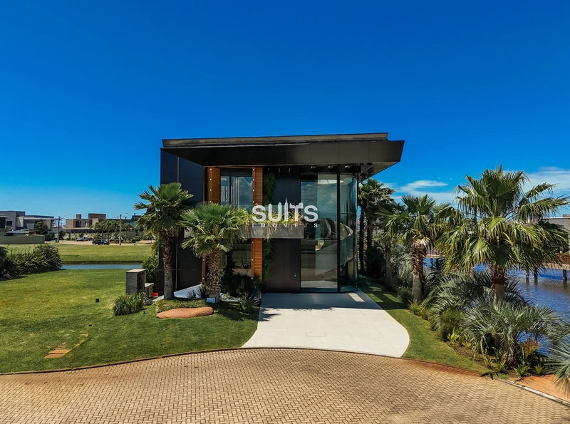 Belíssima mansão beira lago no condomínio Sense: 1ª foto da galeria de imagens do imóvel