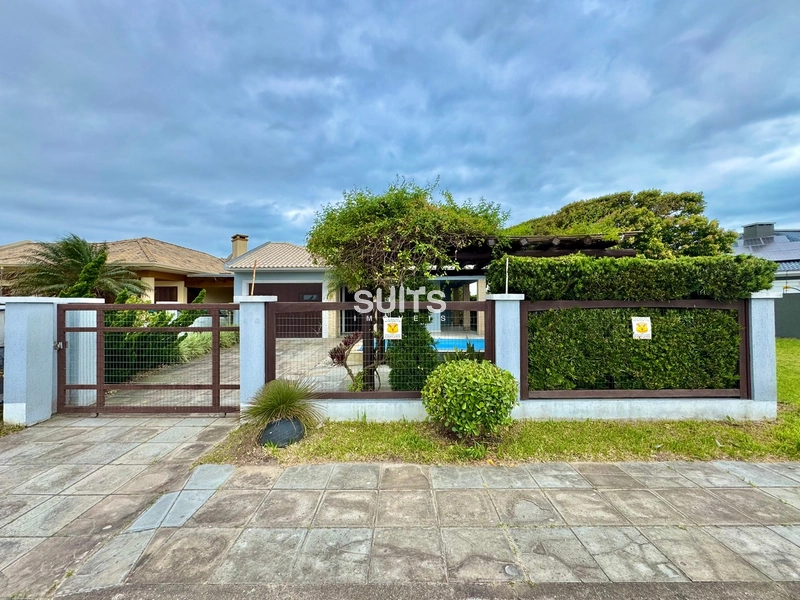 Excelente casa de esquina na alameda no centro de Xangri-lá: 1ª foto da galeria de imagens do imóvel