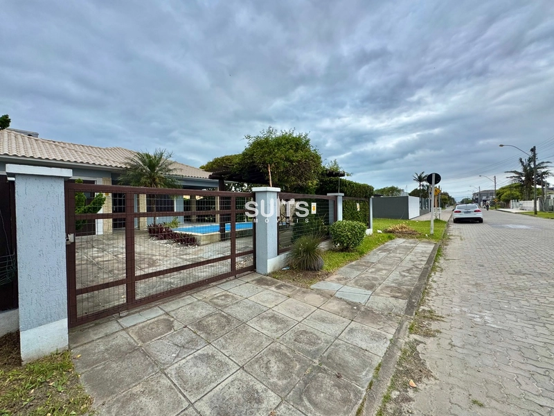 Excelente casa de esquina na alameda no centro de Xangri-lá: 2ª foto da galeria de imagens do imóvel