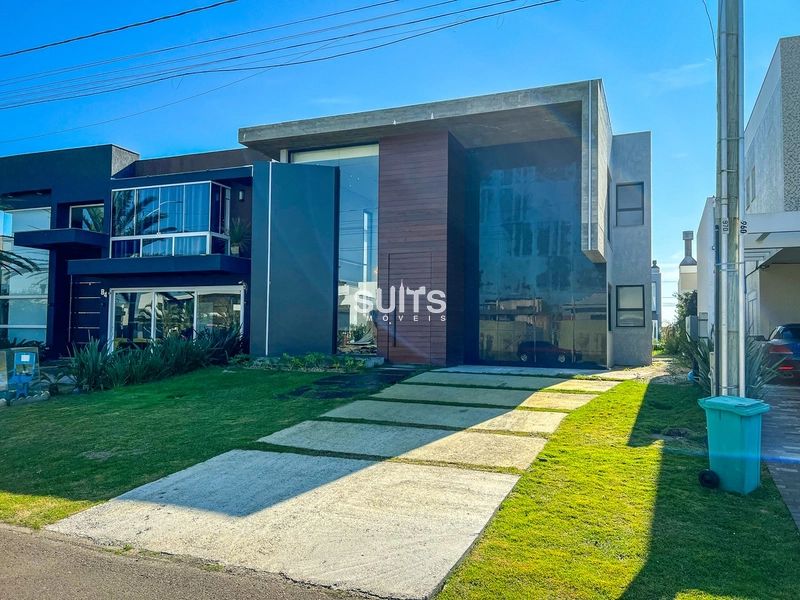 Lindo sobrado beira lago no condomínio Riviera: 1ª foto da galeria de imagens do imóvel