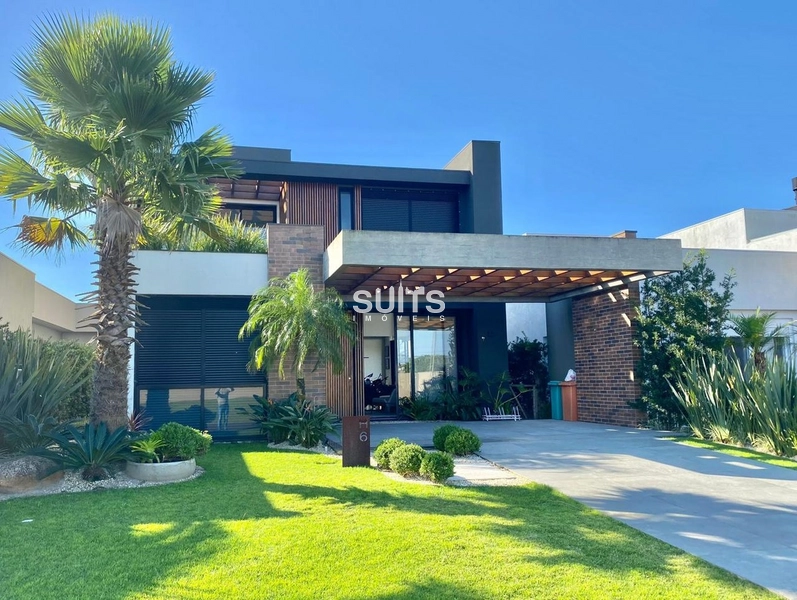 Belíssimo sobrado beira lago à venda no condomínio Riviera: 1ª foto da galeria de imagens do imóvel