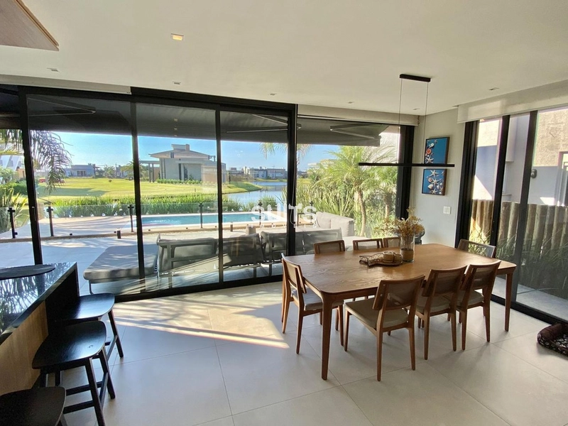Belíssimo sobrado beira lago à venda no condomínio Riviera: 4ª foto da galeria de imagens do imóvel
