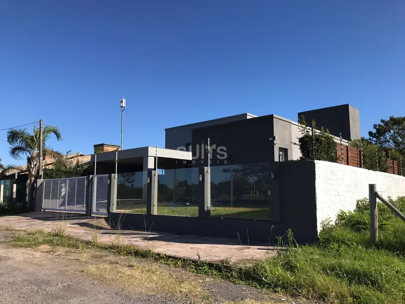 Incrível casa bem localizada na praia de Atlântida: 1ª foto da galeria de imagens do imóvel