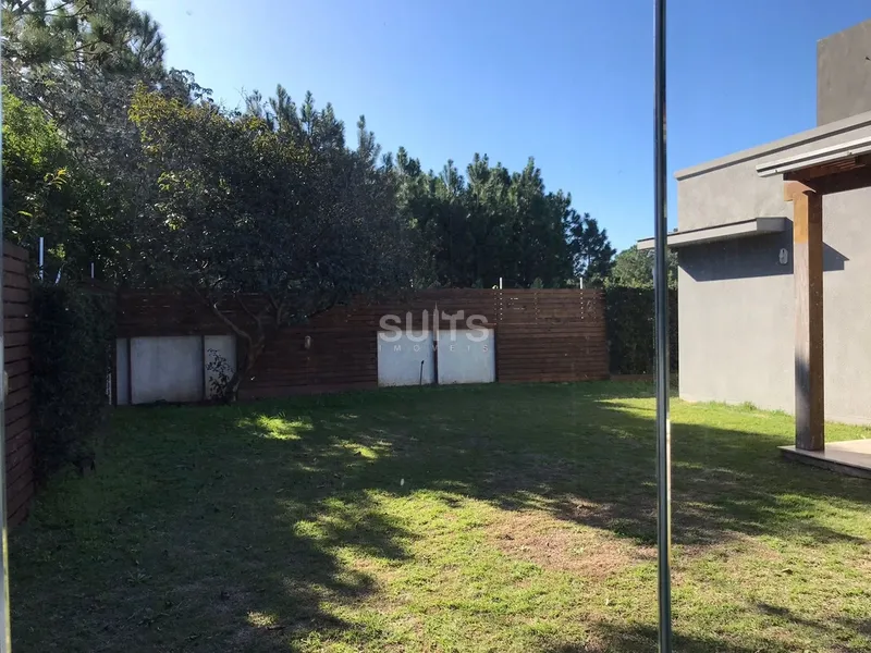 Incrível casa bem localizada na praia de Atlântida: 25ª foto da galeria de imagens do imóvel