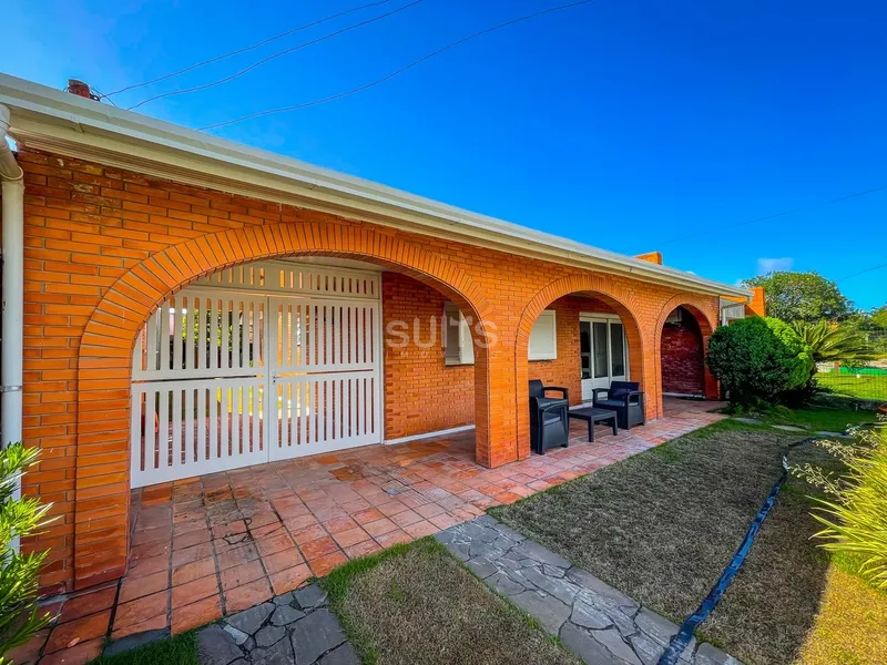 Excelente casa próxima ao mar no Centro de Xangri-Lá: 1ª foto da galeria de imagens do imóvel