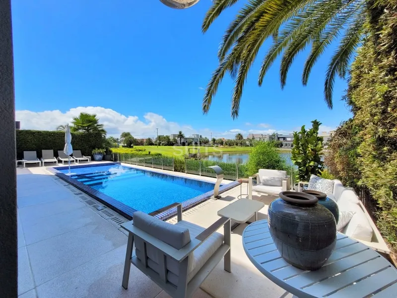 Sobrado nas margens do lago no condomínio Bosques de Atlântida: 10ª foto da galeria de imagens do imóvel