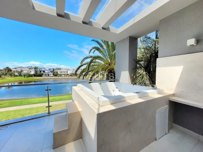 Sobrado nas margens do lago no condomínio Bosques de Atlântida: 31ª foto da galeria de imagens do imóvel