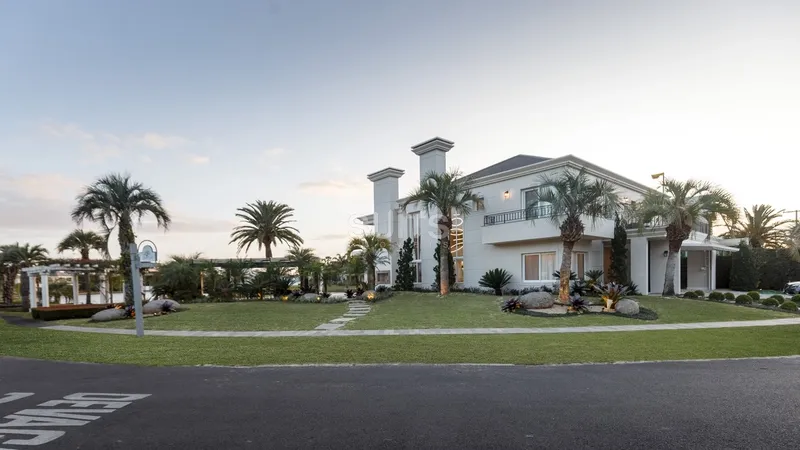 Excelente Mansão beira-lago à venda no condomínio Ilhas Park: 3ª foto da galeria de imagens do imóvel