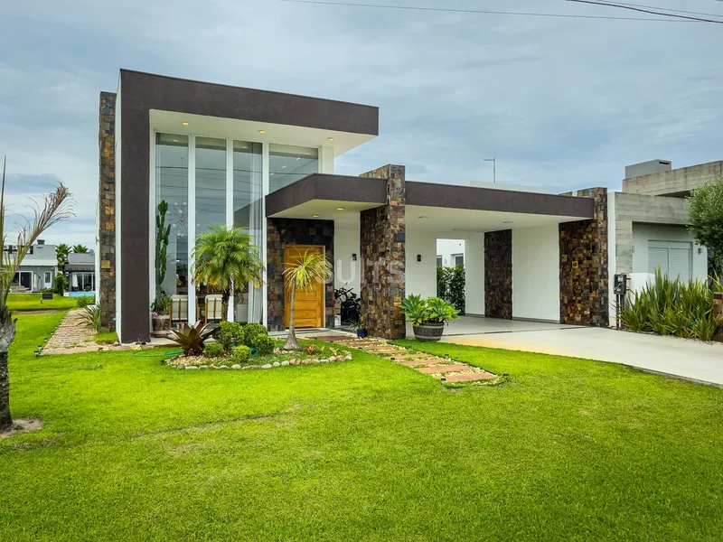 Casa mobiliada e decorada na beira do lago no condomínio Riviera: 2ª foto da galeria de imagens do imóvel