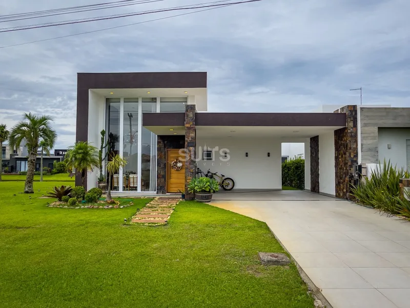 Casa mobiliada e decorada na beira do lago no condomínio Riviera: 1ª foto da galeria de imagens do imóvel