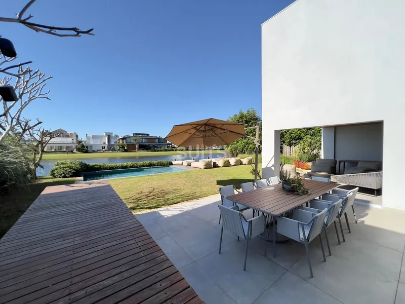 Espetacular mansão beira lago no condomínio Bosques de Atlântida: 14ª foto da galeria de imagens do imóvel