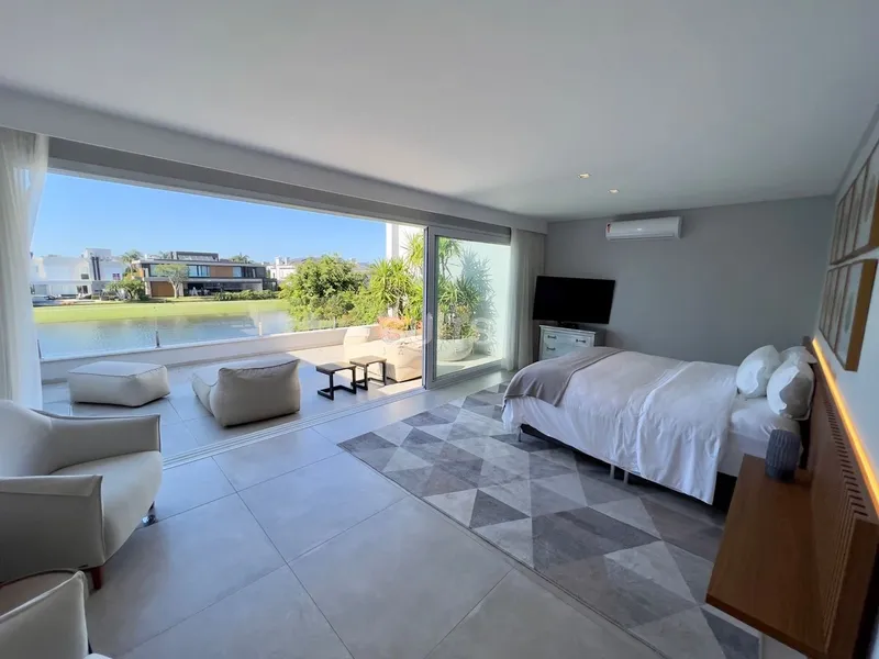 Espetacular mansão beira lago no condomínio Bosques de Atlântida: 28ª foto da galeria de imagens do imóvel