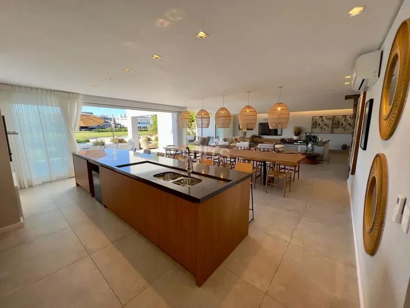 Espetacular mansão beira lago no condomínio Bosques de Atlântida: 11ª foto da galeria de imagens do imóvel