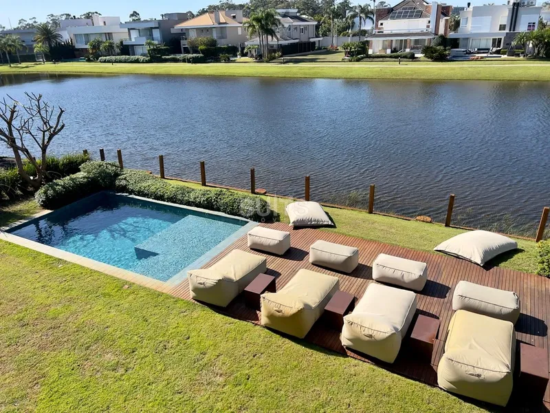 Espetacular mansão beira lago no condomínio Bosques de Atlântida: 30ª foto da galeria de imagens do imóvel