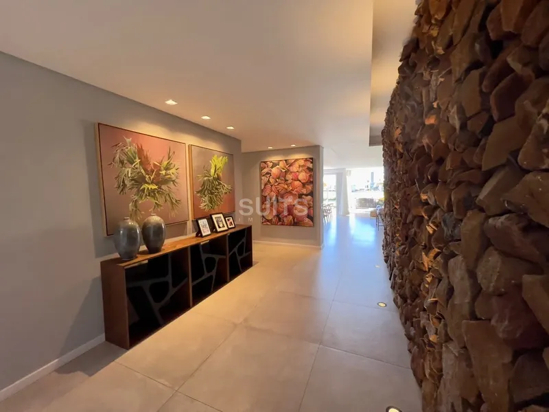 Espetacular mansão beira lago no condomínio Bosques de Atlântida: 3ª foto da galeria de imagens do imóvel