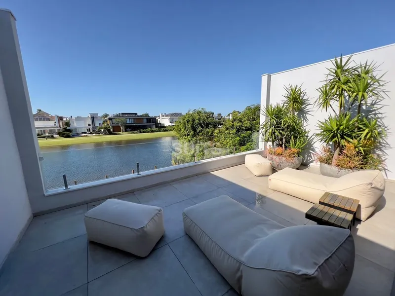 Espetacular mansão beira lago no condomínio Bosques de Atlântida: 27ª foto da galeria de imagens do imóvel