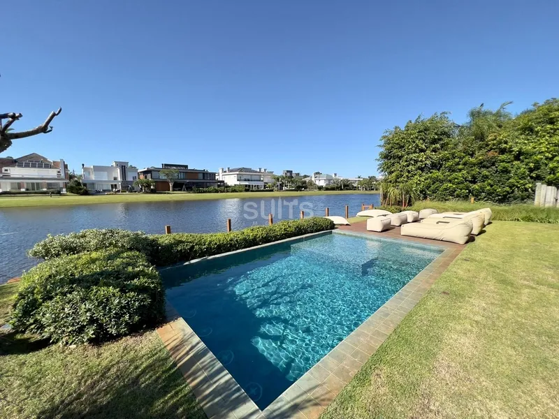 Espetacular mansão beira lago no condomínio Bosques de Atlântida: 15ª foto da galeria de imagens do imóvel