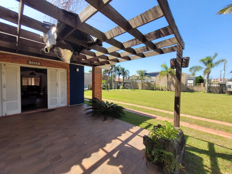 Excelente casa com 02 terrenos à venda em Atlântida : 3ª foto da galeria de imagens do imóvel