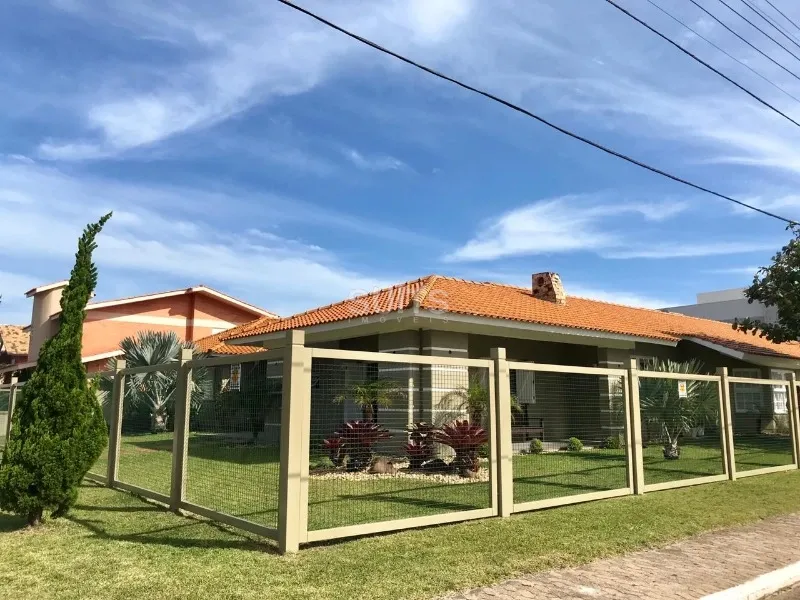 Excelente casa de esquina na praia de Atlântida, Região do Caburé: 1ª foto da galeria de imagens do imóvel