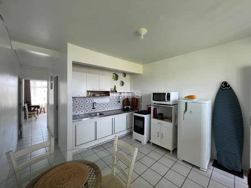 Apartamento de frente para praça do Centro de Atlântida: 1ª foto da galeria de imagens do imóvel