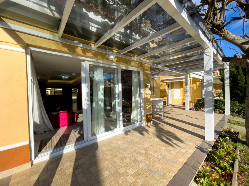 Excelente sobrado à venda no condomínio Villas Resort: 1ª foto da galeria de imagens do imóvel