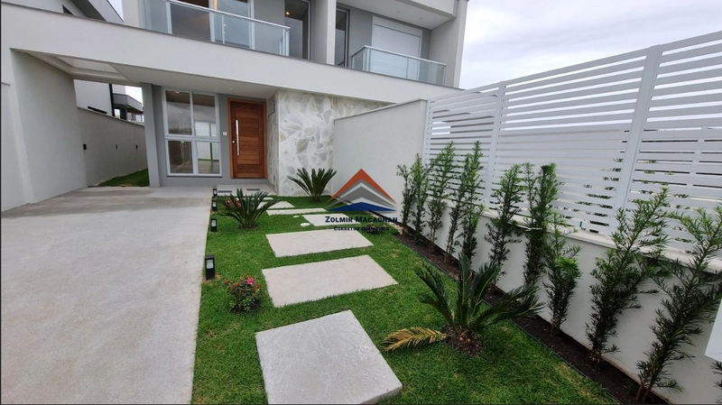 Casa 3 Dormitórios à Venda  à 300 metros da praia do Campeche: 1ª foto da galeria de imagens do imóvel