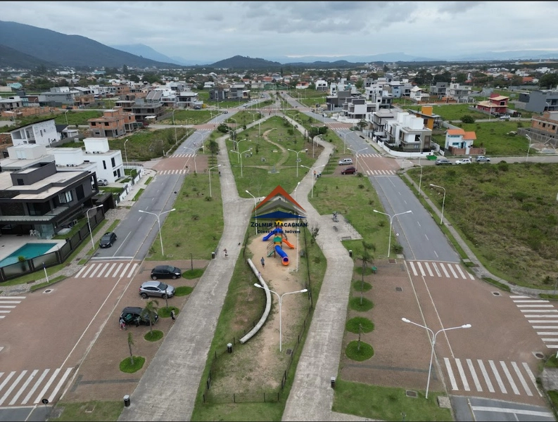 Casa 3 Dormitórios à Venda  à 300 metros da praia do Campeche: 2ª foto da galeria de imagens do imóvel