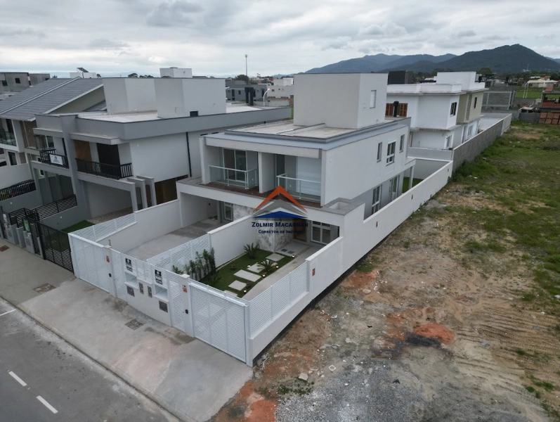 Casa 3 Dormitórios à Venda  à 300 metros da praia do Campeche: 3ª foto da galeria de imagens do imóvel