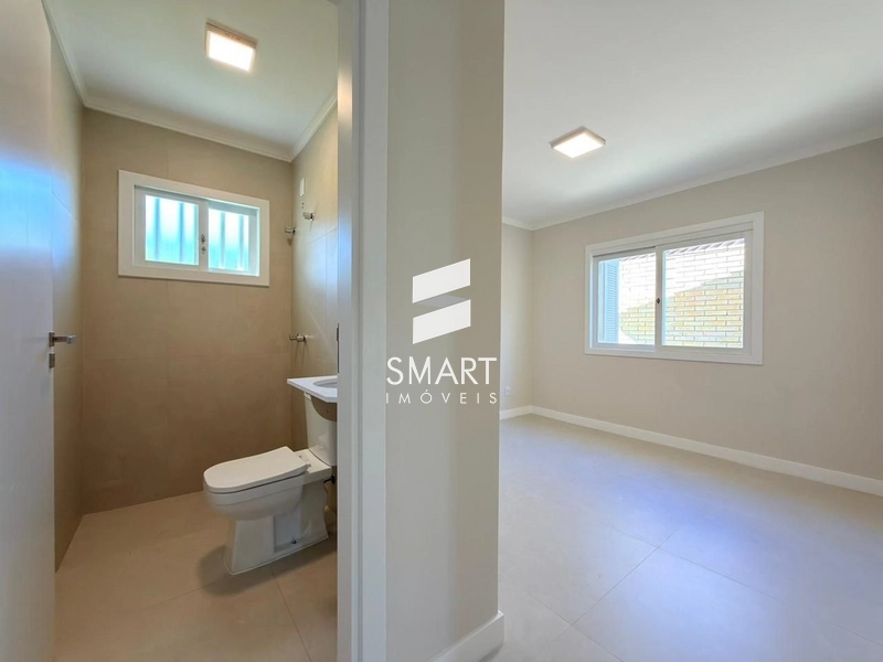 Casa Térrea Nova no Centro de Xangri-Lá | Frente Leste e Amplo Pátio: 18ª foto da galeria de imagens do imóvel