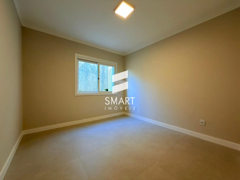 Casa Térrea Nova no Centro de Xangri-Lá | Frente Leste e Amplo Pátio: 16ª foto da galeria de imagens do imóvel