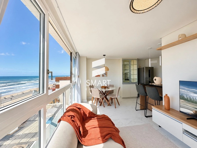 VISTA FRONTAL PARA O MAR EM CAPÃO DA CANOA | 91,72 M² • 2 DORMITÓRIOS • 1 SUÍTE • VISTA MAR DE TODOS OS AMBIENTES • MOBILIADO E DECORADO • ROOFTOP COM PISCINA: 1ª foto da galeria de imagens do imóvel