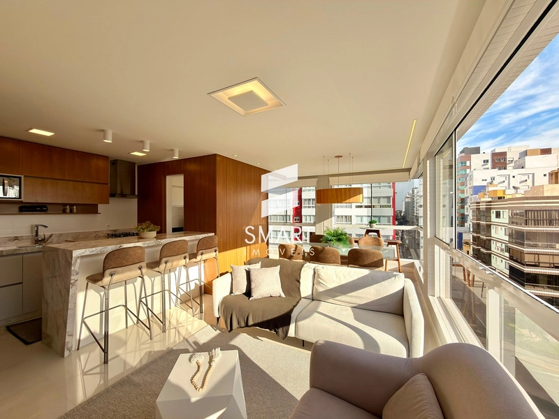 APARTAMENTO DE ESQUINA MOBILIADO E DECORADO COM VISTA PARA O MAR E A SERRA: 2ª foto da galeria de imagens do imóvel