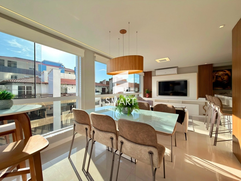 APARTAMENTO DE ESQUINA MOBILIADO E DECORADO COM VISTA PARA O MAR E A SERRA: 3ª foto da galeria de imagens do imóvel