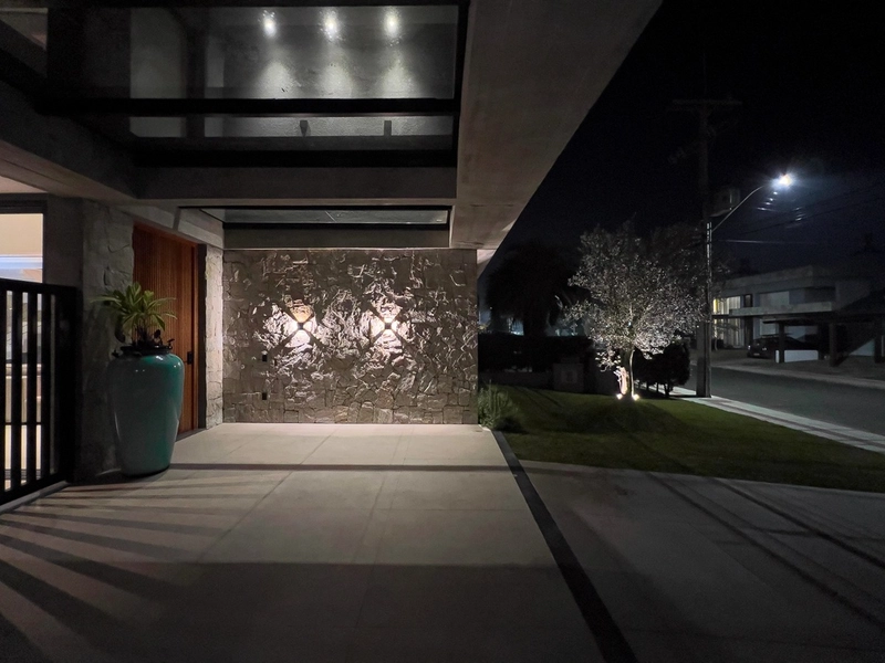 CASA COM 4 SUÍTES FINAMENTE MOBILIADA E DECORADA!: 2ª foto da galeria de imagens do imóvel