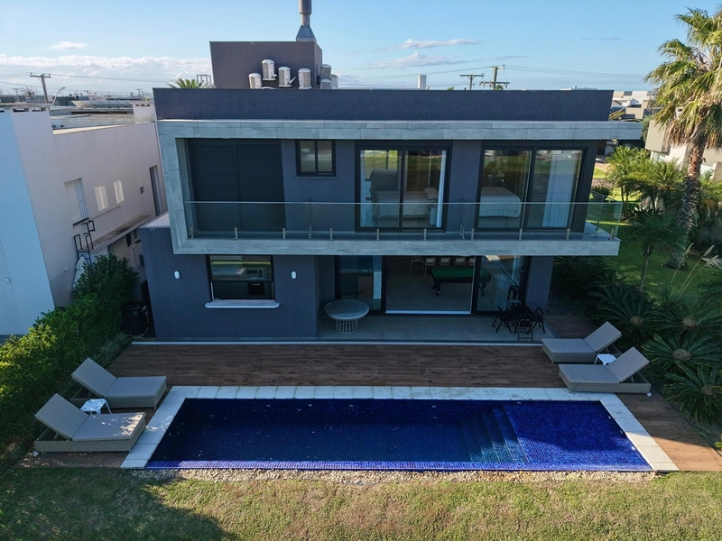 Sobrado contemporâneo à venda no Enseada Lagos: 2ª foto da galeria de imagens do imóvel