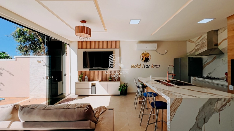 Casa de Esquina, com piscina à venda: 2ª foto da galeria de imagens do imóvel