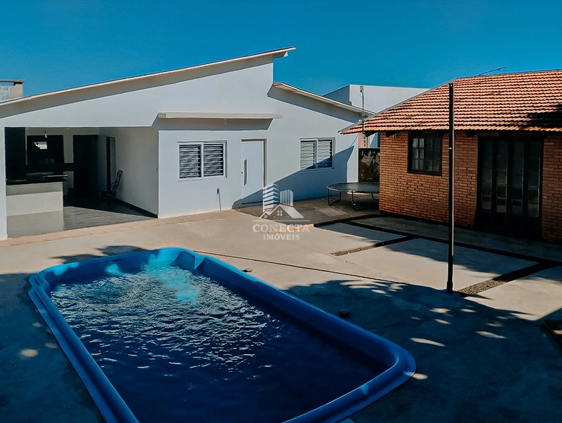 Casa de esquina, com piscina e festeiro à venda. : 1ª foto da galeria de imagens do imóvel