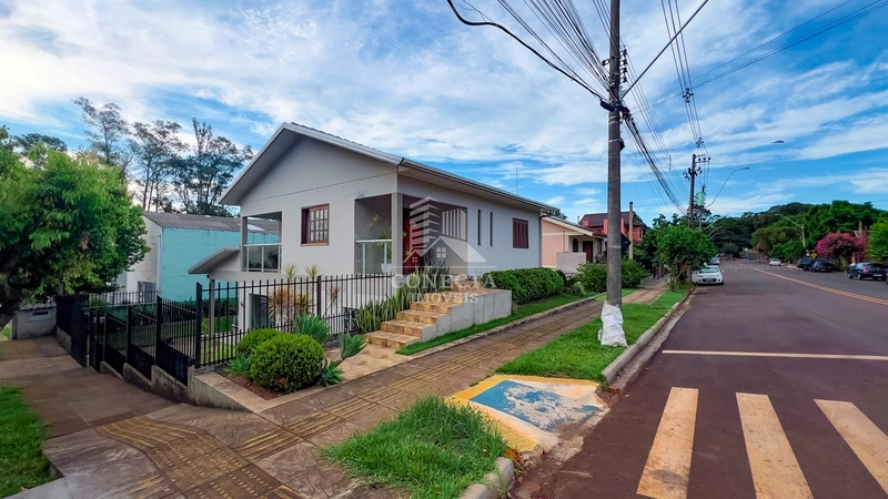Casa de esquina a venda no Centro próximo ao Hospital Vida e Saúde: 2ª foto da galeria de imagens do imóvel