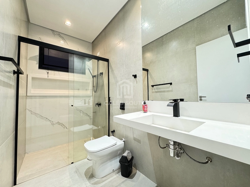Casa para Locação | Condomínio Verana Parque Alvorada – Marília/SP  Viva com conforto, tecnologia e sofisticação em um dos condomínios mais desejados de Marília.  Esta excelente residência foi projetada para oferecer praticidade, segurança e qualidade de vida para toda a família.  Destaques do imóvel  * 4 dormitórios, sendo 1 suíte; * 3 banheiros + 1 lavabo; * Ampla sala com pé-direito alto; * Área gourmet integrada; * Piscina; * 2 churrasqueiras; * Cozinha planejada com armários; * Armários no quarto de solteiro; * Água quente em todas as torneiras e chuveiros (boiler); * Preparação para ar-condicionado em todos os ambientes; * Preparação para carregador de veículo elétrico; * Janelas dos dormitórios e porta-balcão automatizadas, com comando por Alexa; * Iluminação em LED em toda a residência; * Construção totalmente em laje; * 206 m² de área construída; * Aproximadamente 70 m² de área de depósito.  Uma casa moderna, funcional e preparada para quem valoriza conforto, tecnologia e ambientes amplos, ideal para famílias que desejam morar com tranquilidade e segurança dentro do Condomínio Verana Parque Alvorada.  Agende sua visita e conheça pessoalmente este imóvel exclusivo.  Caléb Souto | Negócios Imobiliários Especialista em casas de condomínio em Marília.: 9ª foto da galeria de imagens do imóvel