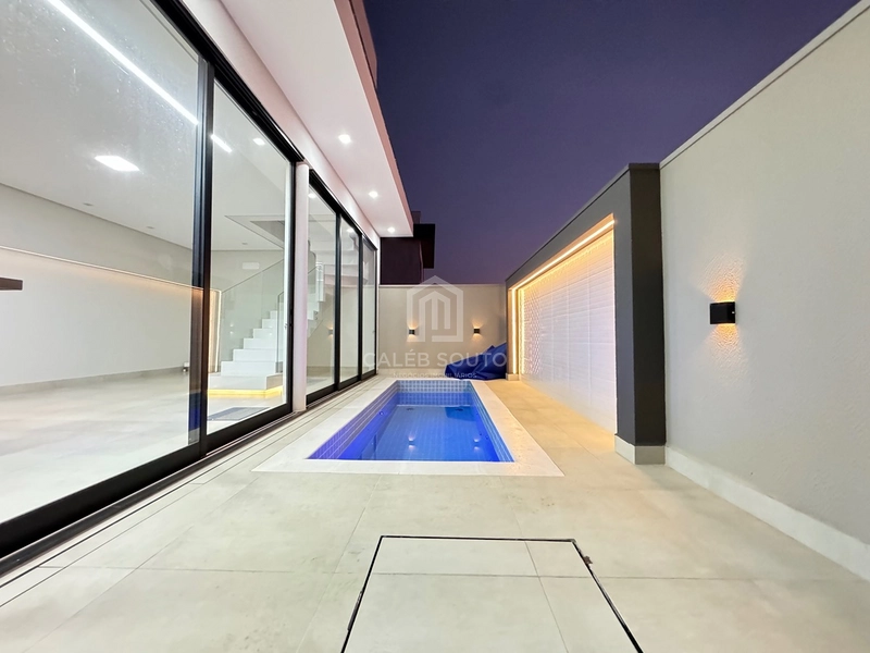 Casa para Locação | Condomínio Verana Parque Alvorada – Marília/SP  Viva com conforto, tecnologia e sofisticação em um dos condomínios mais desejados de Marília.  Esta excelente residência foi projetada para oferecer praticidade, segurança e qualidade de vida para toda a família.  Destaques do imóvel  * 4 dormitórios, sendo 1 suíte; * 3 banheiros + 1 lavabo; * Ampla sala com pé-direito alto; * Área gourmet integrada; * Piscina; * 2 churrasqueiras; * Cozinha planejada com armários; * Armários no quarto de solteiro; * Água quente em todas as torneiras e chuveiros (boiler); * Preparação para ar-condicionado em todos os ambientes; * Preparação para carregador de veículo elétrico; * Janelas dos dormitórios e porta-balcão automatizadas, com comando por Alexa; * Iluminação em LED em toda a residência; * Construção totalmente em laje; * 206 m² de área construída; * Aproximadamente 70 m² de área de depósito.  Uma casa moderna, funcional e preparada para quem valoriza conforto, tecnologia e ambientes amplos, ideal para famílias que desejam morar com tranquilidade e segurança dentro do Condomínio Verana Parque Alvorada.  Agende sua visita e conheça pessoalmente este imóvel exclusivo.  Caléb Souto | Negócios Imobiliários Especialista em casas de condomínio em Marília.: 4ª foto da galeria de imagens do imóvel