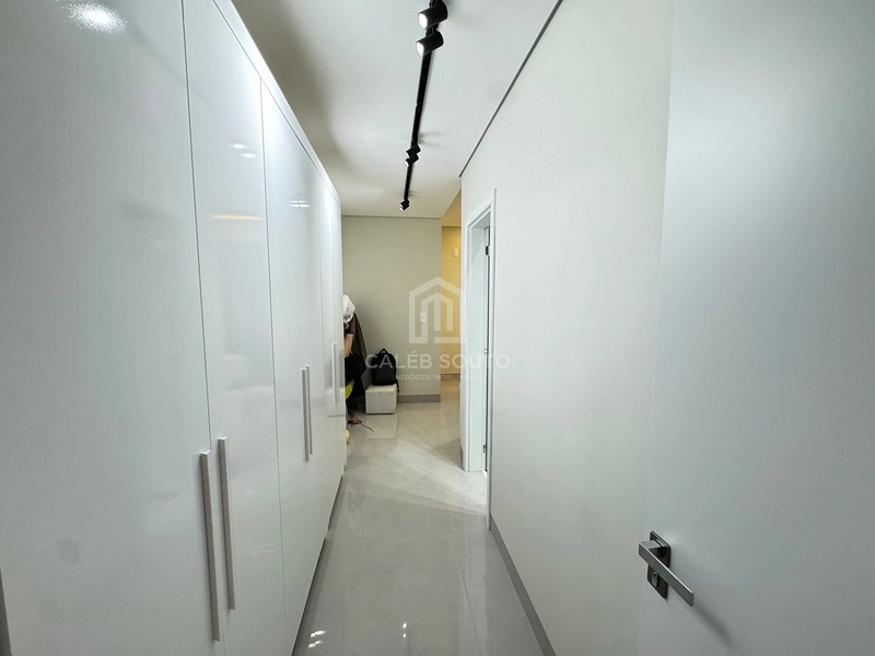 Casa para Locação | Condomínio Verana Parque Alvorada – Marília/SP  Viva com conforto, tecnologia e sofisticação em um dos condomínios mais desejados de Marília.  Esta excelente residência foi projetada para oferecer praticidade, segurança e qualidade de vida para toda a família.  Destaques do imóvel  * 4 dormitórios, sendo 1 suíte; * 3 banheiros + 1 lavabo; * Ampla sala com pé-direito alto; * Área gourmet integrada; * Piscina; * 2 churrasqueiras; * Cozinha planejada com armários; * Armários no quarto de solteiro; * Água quente em todas as torneiras e chuveiros (boiler); * Preparação para ar-condicionado em todos os ambientes; * Preparação para carregador de veículo elétrico; * Janelas dos dormitórios e porta-balcão automatizadas, com comando por Alexa; * Iluminação em LED em toda a residência; * Construção totalmente em laje; * 206 m² de área construída; * Aproximadamente 70 m² de área de depósito.  Uma casa moderna, funcional e preparada para quem valoriza conforto, tecnologia e ambientes amplos, ideal para famílias que desejam morar com tranquilidade e segurança dentro do Condomínio Verana Parque Alvorada.  Agende sua visita e conheça pessoalmente este imóvel exclusivo.  Caléb Souto | Negócios Imobiliários Especialista em casas de condomínio em Marília.: 17ª foto da galeria de imagens do imóvel