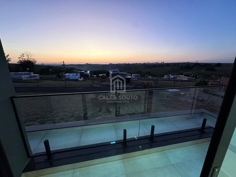 Casa para Locação | Condomínio Verana Parque Alvorada – Marília/SP  Viva com conforto, tecnologia e sofisticação em um dos condomínios mais desejados de Marília.  Esta excelente residência foi projetada para oferecer praticidade, segurança e qualidade de vida para toda a família.  Destaques do imóvel  * 4 dormitórios, sendo 1 suíte; * 3 banheiros + 1 lavabo; * Ampla sala com pé-direito alto; * Área gourmet integrada; * Piscina; * 2 churrasqueiras; * Cozinha planejada com armários; * Armários no quarto de solteiro; * Água quente em todas as torneiras e chuveiros (boiler); * Preparação para ar-condicionado em todos os ambientes; * Preparação para carregador de veículo elétrico; * Janelas dos dormitórios e porta-balcão automatizadas, com comando por Alexa; * Iluminação em LED em toda a residência; * Construção totalmente em laje; * 206 m² de área construída; * Aproximadamente 70 m² de área de depósito.  Uma casa moderna, funcional e preparada para quem valoriza conforto, tecnologia e ambientes amplos, ideal para famílias que desejam morar com tranquilidade e segurança dentro do Condomínio Verana Parque Alvorada.  Agende sua visita e conheça pessoalmente este imóvel exclusivo.  Caléb Souto | Negócios Imobiliários Especialista em casas de condomínio em Marília.: 14ª foto da galeria de imagens do imóvel
