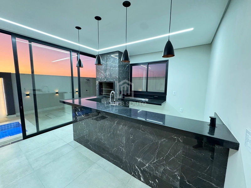 Casa para Locação | Condomínio Verana Parque Alvorada – Marília/SP  Viva com conforto, tecnologia e sofisticação em um dos condomínios mais desejados de Marília.  Esta excelente residência foi projetada para oferecer praticidade, segurança e qualidade de vida para toda a família.  Destaques do imóvel  * 4 dormitórios, sendo 1 suíte; * 3 banheiros + 1 lavabo; * Ampla sala com pé-direito alto; * Área gourmet integrada; * Piscina; * 2 churrasqueiras; * Cozinha planejada com armários; * Armários no quarto de solteiro; * Água quente em todas as torneiras e chuveiros (boiler); * Preparação para ar-condicionado em todos os ambientes; * Preparação para carregador de veículo elétrico; * Janelas dos dormitórios e porta-balcão automatizadas, com comando por Alexa; * Iluminação em LED em toda a residência; * Construção totalmente em laje; * 206 m² de área construída; * Aproximadamente 70 m² de área de depósito.  Uma casa moderna, funcional e preparada para quem valoriza conforto, tecnologia e ambientes amplos, ideal para famílias que desejam morar com tranquilidade e segurança dentro do Condomínio Verana Parque Alvorada.  Agende sua visita e conheça pessoalmente este imóvel exclusivo.  Caléb Souto | Negócios Imobiliários Especialista em casas de condomínio em Marília.: 13ª foto da galeria de imagens do imóvel