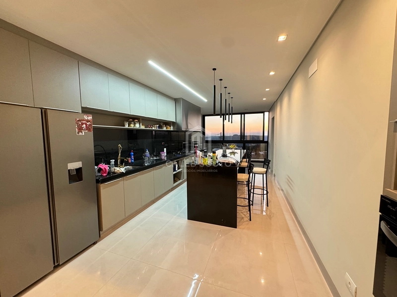Casa para Locação | Condomínio Verana Parque Alvorada – Marília/SP  Viva com conforto, tecnologia e sofisticação em um dos condomínios mais desejados de Marília.  Esta excelente residência foi projetada para oferecer praticidade, segurança e qualidade de vida para toda a família.  Destaques do imóvel  * 4 dormitórios, sendo 1 suíte; * 3 banheiros + 1 lavabo; * Ampla sala com pé-direito alto; * Área gourmet integrada; * Piscina; * 2 churrasqueiras; * Cozinha planejada com armários; * Armários no quarto de solteiro; * Água quente em todas as torneiras e chuveiros (boiler); * Preparação para ar-condicionado em todos os ambientes; * Preparação para carregador de veículo elétrico; * Janelas dos dormitórios e porta-balcão automatizadas, com comando por Alexa; * Iluminação em LED em toda a residência; * Construção totalmente em laje; * 206 m² de área construída; * Aproximadamente 70 m² de área de depósito.  Uma casa moderna, funcional e preparada para quem valoriza conforto, tecnologia e ambientes amplos, ideal para famílias que desejam morar com tranquilidade e segurança dentro do Condomínio Verana Parque Alvorada.  Agende sua visita e conheça pessoalmente este imóvel exclusivo.  Caléb Souto | Negócios Imobiliários Especialista em casas de condomínio em Marília.: 24ª foto da galeria de imagens do imóvel