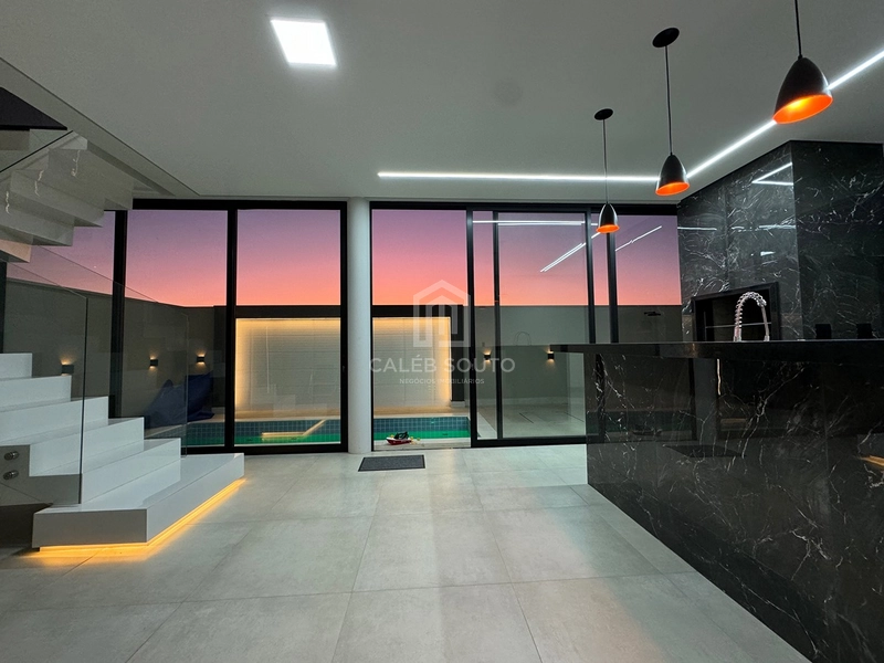 Casa para Locação | Condomínio Verana Parque Alvorada – Marília/SP  Viva com conforto, tecnologia e sofisticação em um dos condomínios mais desejados de Marília.  Esta excelente residência foi projetada para oferecer praticidade, segurança e qualidade de vida para toda a família.  Destaques do imóvel  * 4 dormitórios, sendo 1 suíte; * 3 banheiros + 1 lavabo; * Ampla sala com pé-direito alto; * Área gourmet integrada; * Piscina; * 2 churrasqueiras; * Cozinha planejada com armários; * Armários no quarto de solteiro; * Água quente em todas as torneiras e chuveiros (boiler); * Preparação para ar-condicionado em todos os ambientes; * Preparação para carregador de veículo elétrico; * Janelas dos dormitórios e porta-balcão automatizadas, com comando por Alexa; * Iluminação em LED em toda a residência; * Construção totalmente em laje; * 206 m² de área construída; * Aproximadamente 70 m² de área de depósito.  Uma casa moderna, funcional e preparada para quem valoriza conforto, tecnologia e ambientes amplos, ideal para famílias que desejam morar com tranquilidade e segurança dentro do Condomínio Verana Parque Alvorada.  Agende sua visita e conheça pessoalmente este imóvel exclusivo.  Caléb Souto | Negócios Imobiliários Especialista em casas de condomínio em Marília.: 12ª foto da galeria de imagens do imóvel
