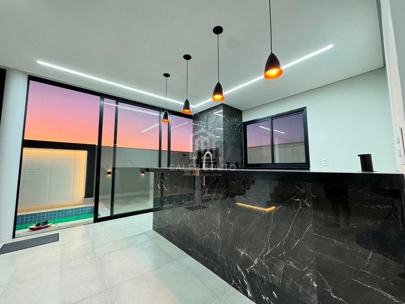 Casa para Locação | Condomínio Verana Parque Alvorada – Marília/SP  Viva com conforto, tecnologia e sofisticação em um dos condomínios mais desejados de Marília.  Esta excelente residência foi projetada para oferecer praticidade, segurança e qualidade de vida para toda a família.  Destaques do imóvel  * 4 dormitórios, sendo 1 suíte; * 3 banheiros + 1 lavabo; * Ampla sala com pé-direito alto; * Área gourmet integrada; * Piscina; * 2 churrasqueiras; * Cozinha planejada com armários; * Armários no quarto de solteiro; * Água quente em todas as torneiras e chuveiros (boiler); * Preparação para ar-condicionado em todos os ambientes; * Preparação para carregador de veículo elétrico; * Janelas dos dormitórios e porta-balcão automatizadas, com comando por Alexa; * Iluminação em LED em toda a residência; * Construção totalmente em laje; * 206 m² de área construída; * Aproximadamente 70 m² de área de depósito.  Uma casa moderna, funcional e preparada para quem valoriza conforto, tecnologia e ambientes amplos, ideal para famílias que desejam morar com tranquilidade e segurança dentro do Condomínio Verana Parque Alvorada.  Agende sua visita e conheça pessoalmente este imóvel exclusivo.  Caléb Souto | Negócios Imobiliários Especialista em casas de condomínio em Marília.: 11ª foto da galeria de imagens do imóvel