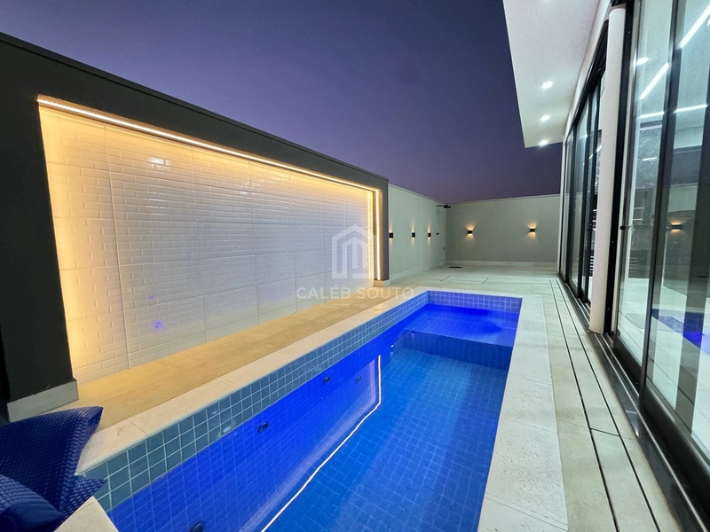 Casa para Locação | Condomínio Verana Parque Alvorada – Marília/SP  Viva com conforto, tecnologia e sofisticação em um dos condomínios mais desejados de Marília.  Esta excelente residência foi projetada para oferecer praticidade, segurança e qualidade de vida para toda a família.  Destaques do imóvel  * 4 dormitórios, sendo 1 suíte; * 3 banheiros + 1 lavabo; * Ampla sala com pé-direito alto; * Área gourmet integrada; * Piscina; * 2 churrasqueiras; * Cozinha planejada com armários; * Armários no quarto de solteiro; * Água quente em todas as torneiras e chuveiros (boiler); * Preparação para ar-condicionado em todos os ambientes; * Preparação para carregador de veículo elétrico; * Janelas dos dormitórios e porta-balcão automatizadas, com comando por Alexa; * Iluminação em LED em toda a residência; * Construção totalmente em laje; * 206 m² de área construída; * Aproximadamente 70 m² de área de depósito.  Uma casa moderna, funcional e preparada para quem valoriza conforto, tecnologia e ambientes amplos, ideal para famílias que desejam morar com tranquilidade e segurança dentro do Condomínio Verana Parque Alvorada.  Agende sua visita e conheça pessoalmente este imóvel exclusivo.  Caléb Souto | Negócios Imobiliários Especialista em casas de condomínio em Marília.: 6ª foto da galeria de imagens do imóvel