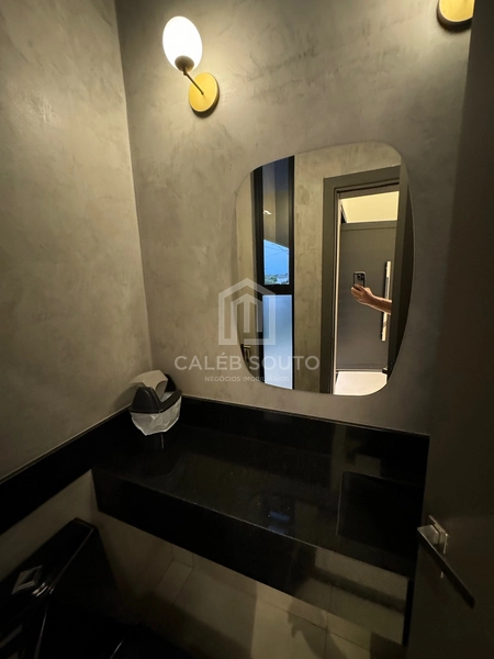 Casa para Locação | Condomínio Verana Parque Alvorada – Marília/SP  Viva com conforto, tecnologia e sofisticação em um dos condomínios mais desejados de Marília.  Esta excelente residência foi projetada para oferecer praticidade, segurança e qualidade de vida para toda a família.  Destaques do imóvel  * 4 dormitórios, sendo 1 suíte; * 3 banheiros + 1 lavabo; * Ampla sala com pé-direito alto; * Área gourmet integrada; * Piscina; * 2 churrasqueiras; * Cozinha planejada com armários; * Armários no quarto de solteiro; * Água quente em todas as torneiras e chuveiros (boiler); * Preparação para ar-condicionado em todos os ambientes; * Preparação para carregador de veículo elétrico; * Janelas dos dormitórios e porta-balcão automatizadas, com comando por Alexa; * Iluminação em LED em toda a residência; * Construção totalmente em laje; * 206 m² de área construída; * Aproximadamente 70 m² de área de depósito.  Uma casa moderna, funcional e preparada para quem valoriza conforto, tecnologia e ambientes amplos, ideal para famílias que desejam morar com tranquilidade e segurança dentro do Condomínio Verana Parque Alvorada.  Agende sua visita e conheça pessoalmente este imóvel exclusivo.  Caléb Souto | Negócios Imobiliários Especialista em casas de condomínio em Marília.: 26ª foto da galeria de imagens do imóvel
